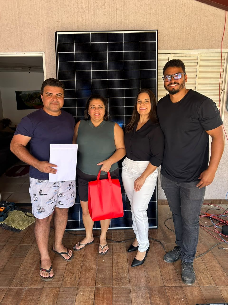 Clientes da SunTech Nexus ao lado de um módulo fotovoltaico